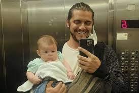Bruno Gissoni compartilha momento fofo com a bebê Amélia: Rolézin ou rolêzin?'